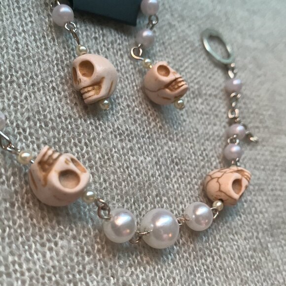 💀 Handmade Skull & Pearl Beaded Bracelet and Earrings Set - Picture 7 of 11